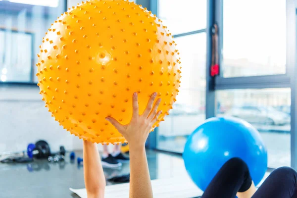 Mujer haciendo ejercicio con pelota de fitness - foto de stock