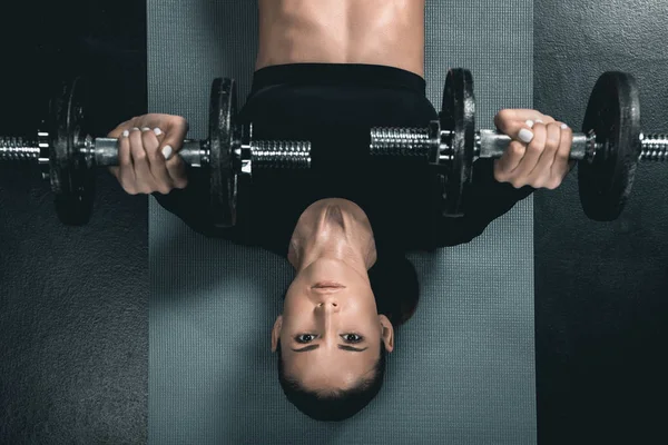 Treinamento esportista com halteres — Fotografia de Stock