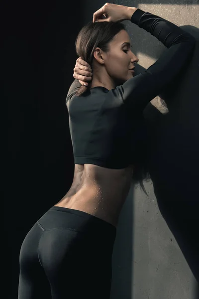 Femme sportive posant — Photo de stock