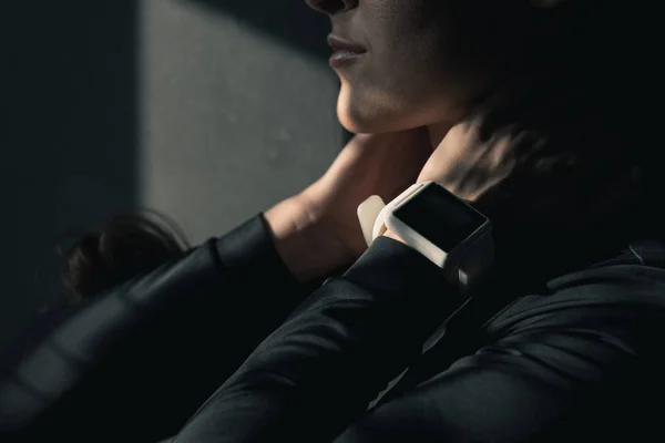 Jeune femme avec Smartwatch — Photo de stock