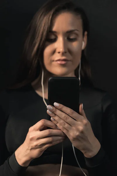 Mujer deportiva usando smartphone - foto de stock