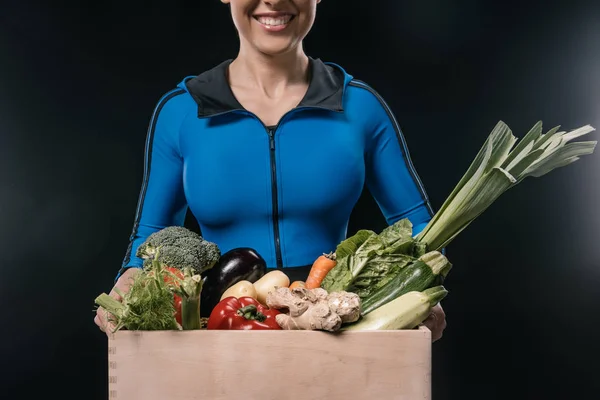 Sportswoman aux légumes frais — Photo de stock