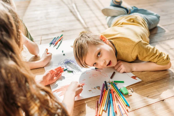 Милі діти малювання — стокове фото