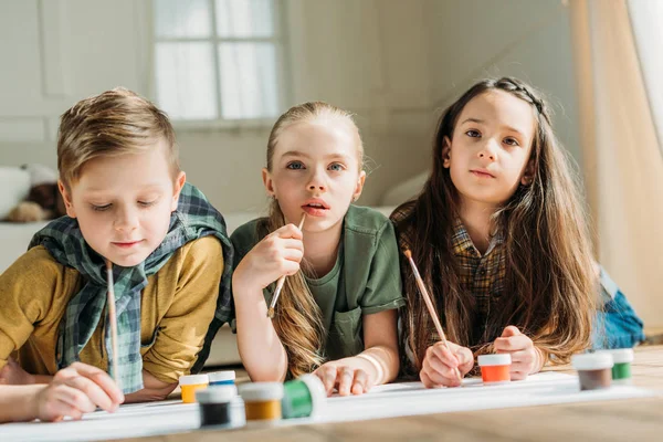 Lindo niños pintura - foto de stock