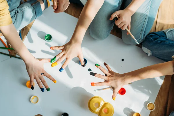 Enfants peignant avec les mains — Photo de stock