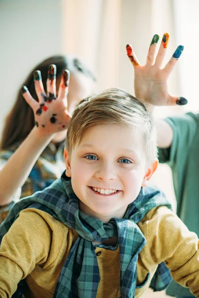 Menino e meninas com as mãos pintadas — Fotografia de Stock