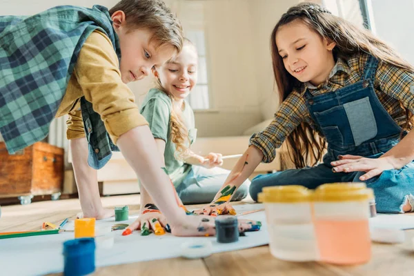 Crianças pintura com as mãos — Fotografia de Stock