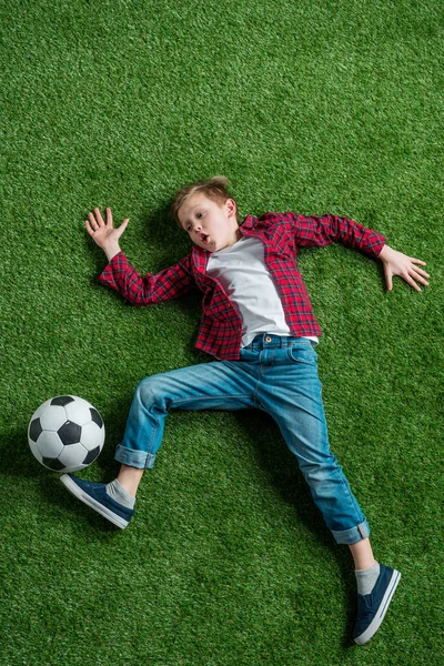 Garçon avec ballon de football — Photo de stock