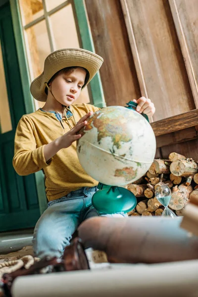 Petit garçon avec globe terrestre — Photo de stock