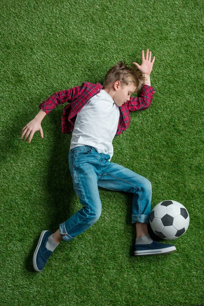 Niño con balón de fútbol - foto de stock
