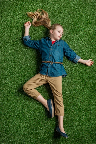 Дівчина лежить на траві — стокове фото
