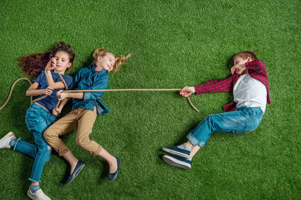 Des enfants jouent au remorqueur de guerre — Photo de stock