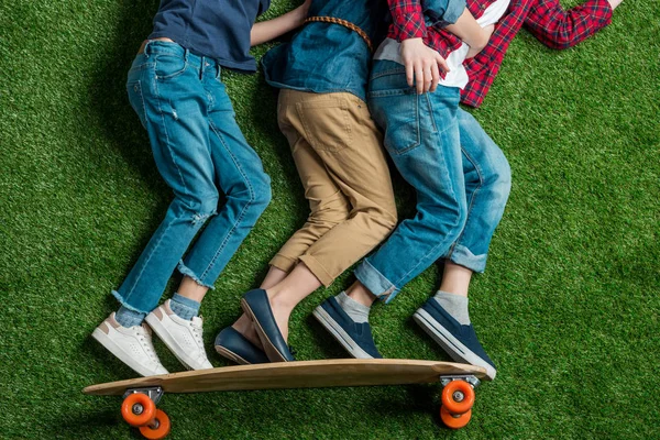 Enfants debout sur skateboard — Photo de stock