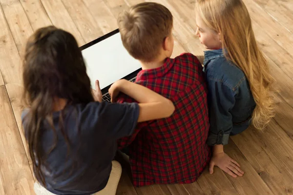 Niños usando portátil digital - foto de stock