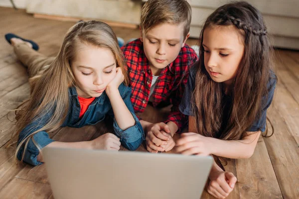 Enfants utilisant un ordinateur portable numérique — Photo de stock