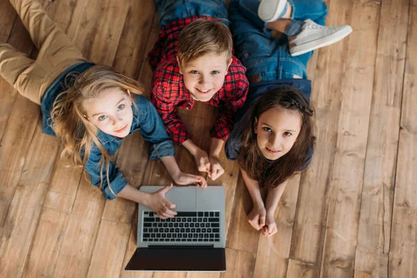 Enfants utilisant un ordinateur portable numérique — Photo de stock