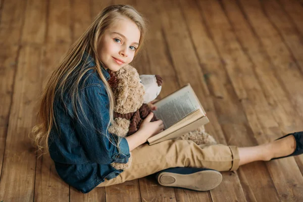 Chica leyendo libro - foto de stock