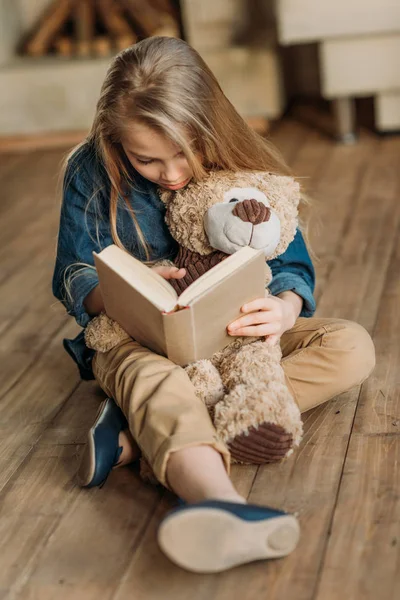 Menina leitura livro — Fotografia de Stock