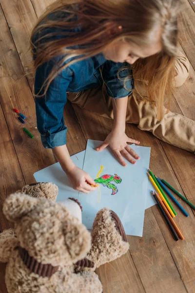 Girl drawing picture — Stock Photo