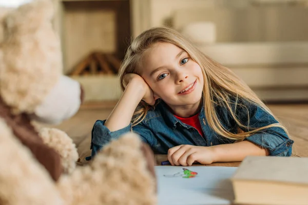 Mädchen mit Spielzeug und Bleistiften — Stockfoto