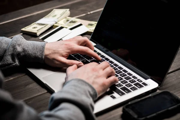 Hacker usando laptop — Stock Photo
