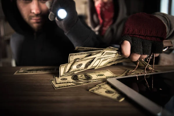 Ladrones robando dinero - foto de stock