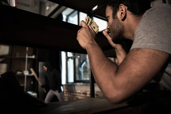 Homme effrayé se cachant du cambrioleur — Photo de stock