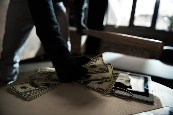 Ladrón robando dinero - foto de stock