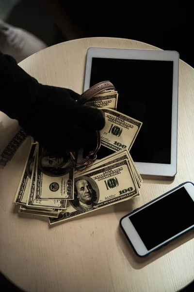 Robber stealing money — Stock Photo