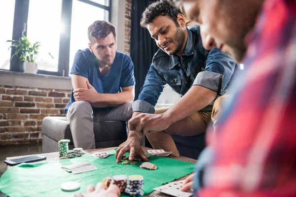 Hombres en la mesa de juego - foto de stock