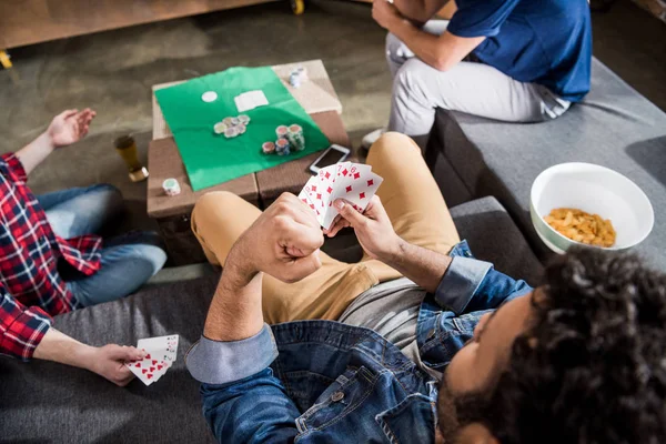 Hommes à la table de jeu — Photo de stock