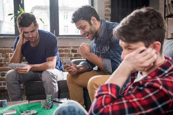 Hombres jugando a las cartas - foto de stock