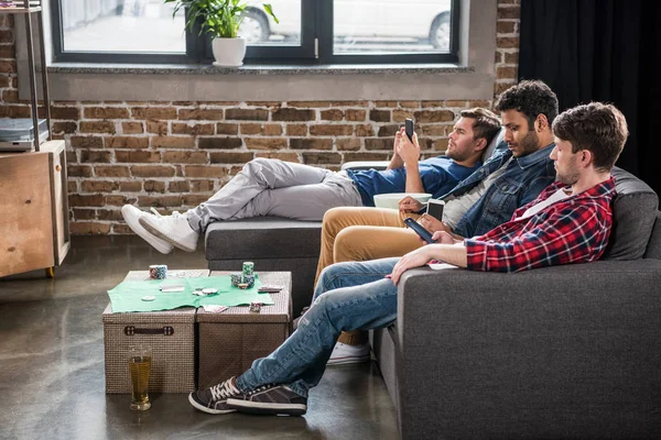 Hombres relajándose en sofá - foto de stock