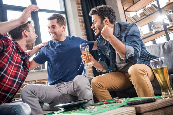 Hommes jouant jeu de roulette — Photo de stock