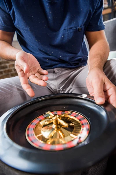 Hombre con rueda de ruleta - foto de stock