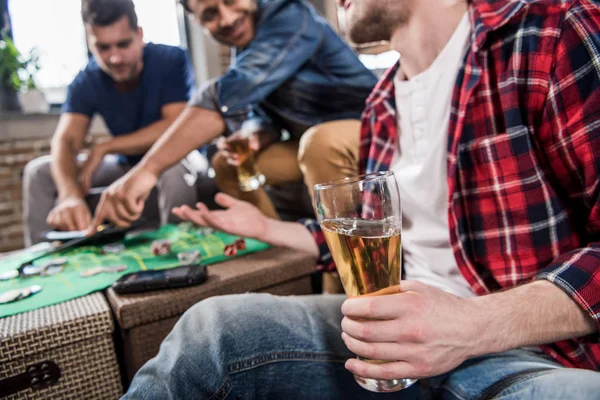Hommes jouant jeu de roulette — Photo de stock