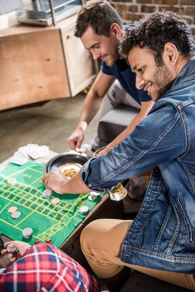 Мужчины играют в рулетку — стоковое фото