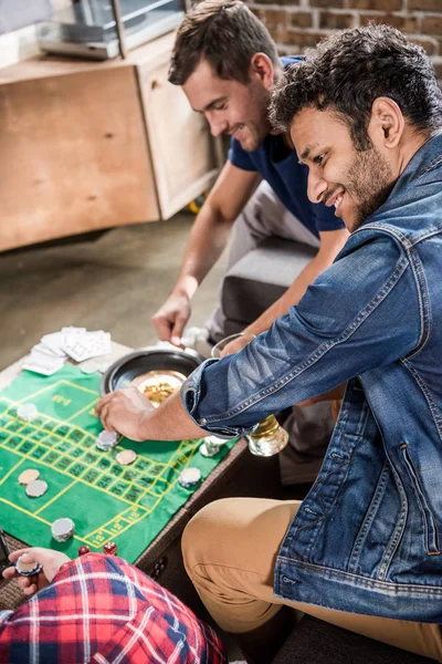 Homens jogando jogo de roleta — Fotografia de Stock