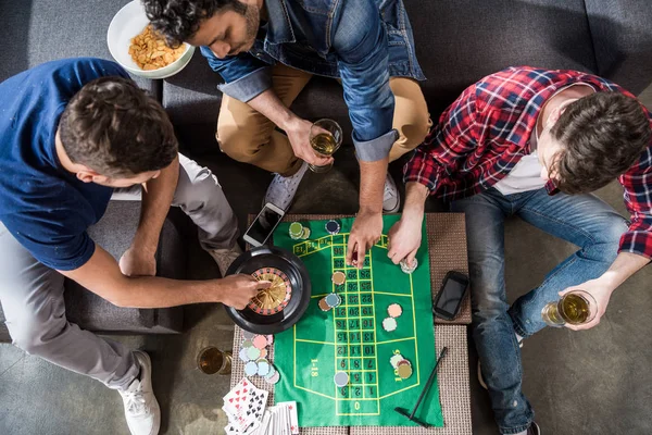 Hommes jouant jeu de roulette — Photo de stock