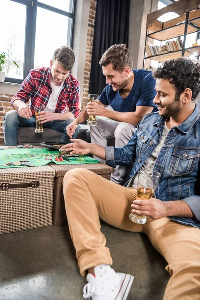 Hommes jouant jeu de roulette — Photo de stock