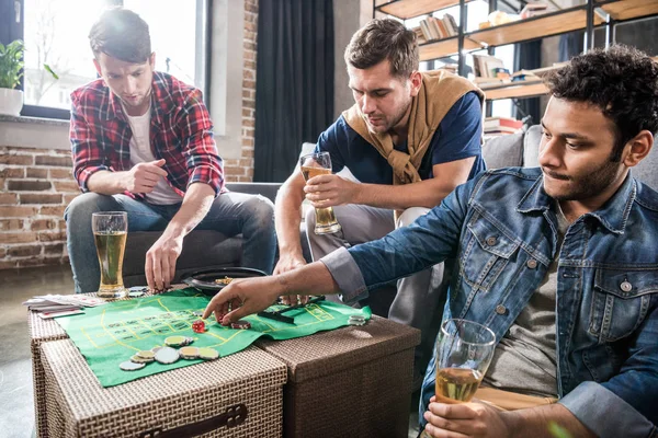 Hommes jouant jeu de roulette — Photo de stock