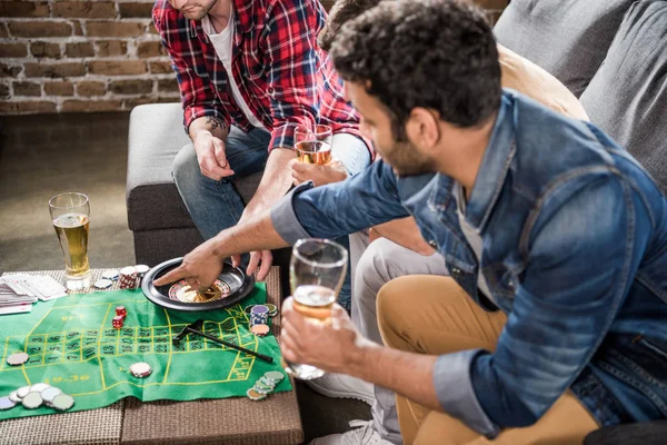 Uomini che giocano a roulette — Foto stock
