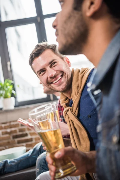 Uomini che bevono birra — Foto stock