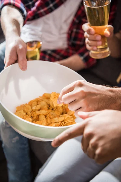 Amici che mangiano patatine — Foto stock