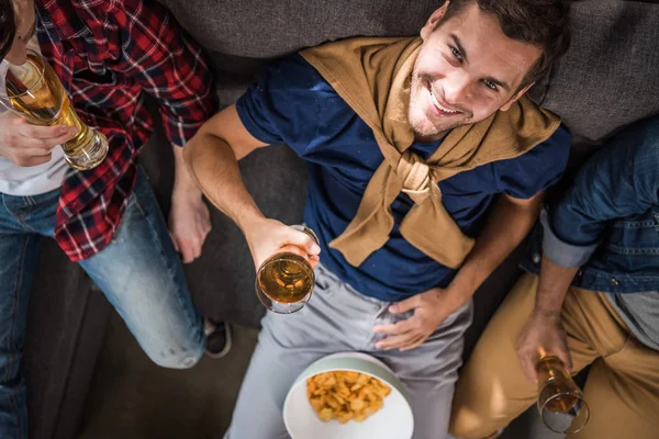 Uomo che tiene un bicchiere di birra — Foto stock