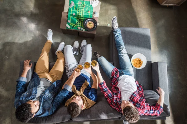 Friends drinking beer — Stock Photo