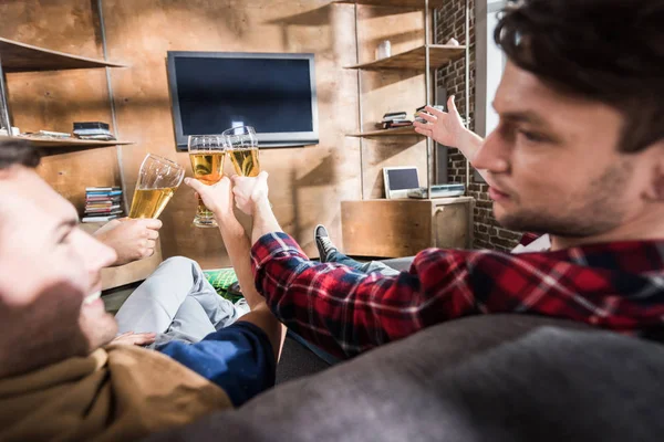 Friends drinking beer — Stock Photo