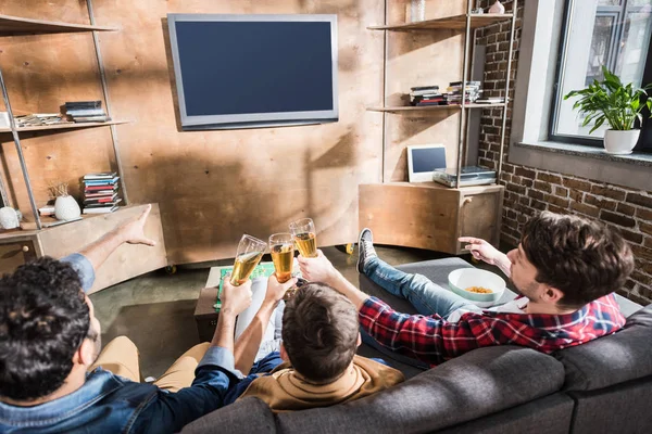 Friends drinking beer — Stock Photo