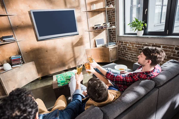 Friends drinking beer — Stock Photo