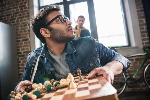 Hombre sosteniendo tablero de ajedrez - foto de stock